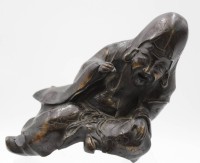 Auktion 341 / Los 15526 <br>Bronze eines chines. Gelehrten o,ä., wohl Teil einer grösseren Gruppe ?, älter, L-22cm.