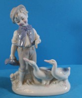 Auktion 369 / Los 8020 <br>Junge mit 2 Enten, bemalt, Th&uuml;ringen, H-21 cm, B-16 cm