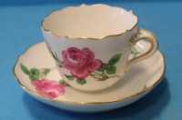 Auktion 341 / Los 8038 <br>Moccatasse mit U.T. "Meissen" rote Rose, Schwertermarke durchschliffen