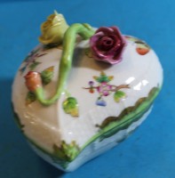 Los 8039 <br>Deckeldose "Herend" Dekor Rothschild, aufgesetzte Blüten (1xbestossen), H-9 cm, 10x11 cm
