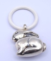 Auktion 341 / Los 11053 <br>Babyrassel aus Silber in Form eines Hasen , 0,800 Punziert , Signiert mit einem L. 26,3 g