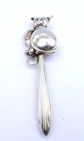 Los 11056 <br>Babyrassel aus Silber in Form einer Katze , H. 12,5 cm , (geprüft), 27 g