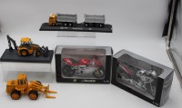 Auktion 341 / Los 12002 <br>Konvolut div. Modelle, 2x Motorräder (1:12) und 3x Baufahrzeuge