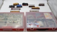 Los 12004 <br>Lok mit 9 div. Waggons, untersch. Hersteller, H0, anbei 2 Kästen mit div. Zubehör