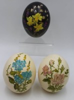 Los 15021 <br>3x floral bemalte Straussen-Eier, ca. H-16cm.