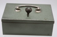 Auktion 341 / Los 15022 <br>Geldkassette, Schlüssel anbei, ca. H-7,9cm B-16cm T-10cm.