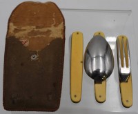Auktion 341 / Los 16020 <br>3tlg. Reisebesteck, 30/40er Jahre, Etui mit Altersspuren, Messer ausgeklappt L-16,5cm