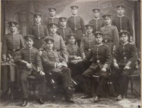 Los 7032 <br>Reservisten-Fotografie um 1900, ger./Glas, RG 36 x 43cm, Rahmen mit Beschädigungen