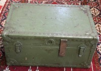 Auktion 341 / Los 7033 <br>gr. Kiste, wohl militärisch, Plakette "Signal Corps ....", Frankreich?, 1.WK ?, H-38cm B-75cm T-47,5cm.