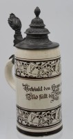Los 9008 <br>hoher Bierkrug um 1900, Trinkspruch, Zinndeckel (Befestigung beschädigt), H-27cm.