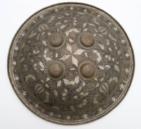 Los 15033 <br>Schild, Moghul-Indien/Persien, 4 Buckel, florales Dekor, wohl 18./19. Jhd., D-36,5cm.
