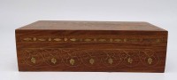 Auktion 341 / Los 15036 <br>Schmuckschatulle aus Holz verziert mit Messing Intarsien , innen ausgelegt mit roten Tuch, L. 23 x 13 x 7 cm