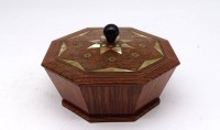 Los 15038 <br>Handgefertigte Holzschatulle fein verziert mit Perlmutt u. Messing Intarsien, Ø 11,7 cm H. 7 cm