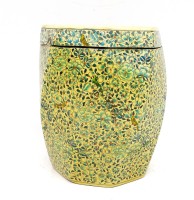 Los 15527 <br>Große Lackdose Florales Dekor mit kleinen Vögeln , innen ausgelegt mit Messing , H. 15,5 cm Ø 12 cm