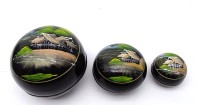 Los 15529 <br>3 x Lackdosen bemalt mit einer Japanischen Szene , Ø 10 cm , H. 9 cm