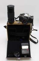 Auktion 341 / Los 16031 <br>Fotoapparat, Canon AE-1, in Tasche, anbei Objektiv "Makinon 1:4,5 F=80-200mm" und Blitz, Funktion nicht geprüft