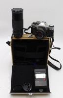 Los 16031 <br>Fotoapparat, Canon AE-1, in Tasche, anbei Objektiv "Makinon 1:4,5 F=80-200mm" und Blitz, Funktion nicht geprüft