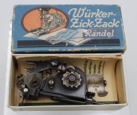 Auktion 341 / Los 16032 <br>Würker Zick Zack Rändel-Apparat/Spule, orig. Karton