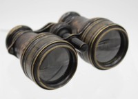 Los 16033 <br>Fernglas um 1900, ungemarkt, Messing geschwärzt, Lederbezogen, Altersspuren, Optik klar.