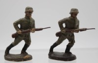 Los 7038 <br>2x Elastolin-Soldaten, 2. WK,  je beschädigt, H-6cm.