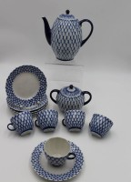 Los 8048 <br>13 Serviceteile, Lomonossov St- Petersburg, Kobaltnetzdekor, Kanne H-19,5cm.