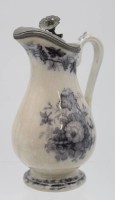 Los 9011 <br>kl. Schenkkanne, um 1900, Zinndeckel, florales Dekor, H-19,5cm.