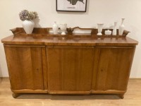 Los 14012 <br>Art-Deco-Zimmer, Anrichte, Tisch mit 4 Stühlen sowie 2 Armlehnstühlen, Gebrauchsspuren, Tisch L-138cm T-98cm, Anrichte H-100cm B-200cm T-67cm, diese Stücke stehen beim Eigentümer und sind somit nicht im Geschäft zu besichtigen.