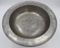Los 15045 <br>gr. Schale, Zinn, wohl 19. Jhd., Monogramm "CM", H-6,7cm D-30,4cm.