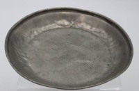 Los 15048 <br>kl. Zinn-Teller, wohl 18/19. Jhd., H-3,1cm D-19,7cm, Altersspuren