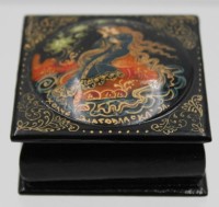 Los 15054 <br>kl. russ. Lack-Kasten, handbemalt und signiert, H-3,3cm B-5,8cm.