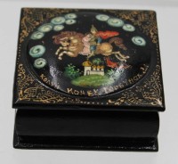 Los 15056 <br>kl. russ. Lack-Kasten, handbemalt und signiert, H-3,3cm B-5,8cm.