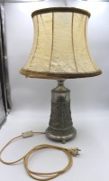 Los 16042 <br>Tischlampe, reliefierter Zinnstand, Jagdszenen, Enka-Zinn-Werkstätten, H-62cm, Schirm leicht beschädigt