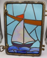 Auktion 345 / Los 16017 <br>gr. Messing-Bullauge, bleiverglast mit Segelboot, zwei kl. Scheiben mit Riss, ansonsten gut,  ca. 67x48 cm
