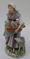 Los 8058 <br>hohe Porzellanfigur "Gärtnerin mit Lamm", Sitzendorf um 1960, GDR H-18 cm, Blütenblätter div. Absplitterungen