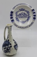 Auktion 341 / Los 9019 <br>Henkelvase und Werbeascher "Ritmeester", Delft, H-22,5cm D-21cm.