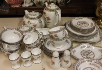 Los 9021 <br>40 tg. Frühstücksservice "Wedgwood" Kutani Crane, Kaffee-Teekanne, Milch-Zucker, 5x Teetassen, 4x Kaffeetassen, 3x Eierbecher, Salz+Pfeffer, 3 x div. Schalen, Kuchenplatte, 6x Untertassen, 6x Gebäckteller, 6x Kuchenteller, 1 Tasase, 1x U.T. minim. bestossen