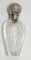 Auktion 341 / Los 10024 <br>kl. Parfum-Flacon mit Silbermontur (geprüft), H-6,5 cm