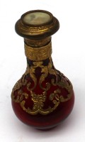 Auktion 341 / Los 10025 <br>Rubinglas-Flacon mit Goldbemalung, Deckel mit Schlossansicht, H-9,5 cm, wohl 19.Jhd.