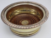 Los  <br>gr. Flaschenständer, plated und mit Holzboden, tw. berieben. H-6 cm, D-16,5 cm