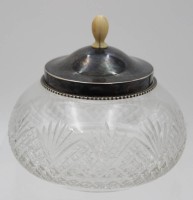 Los 10026 <br>Art-Déco Kristall-Deckeldose, Deckel 835er Silber mit Beingriff, nur Deckel 39,7gr., H-11cm ca. D-12cm.