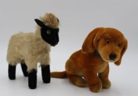 Auktion 341 / Los 12018 <br>2x Steiff-Tiere, Dackelwelpe und Heidschnucke, 1x nur Knopf, ca. H-16,5cm.