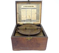 Auktion 341 / Los 16065 <br>Antike Spieluhr Symphonion , inkl. 14 Platten , Funktionstüchtig , Holzkasten beschädigt , Maße: 19 x17 x 12,5 cm