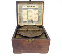 Los 16065 <br>Antike Spieluhr Symphonion , inkl. 14 Platten , Funktionstüchtig , Holzkasten beschädigt , Maße: 19 x17 x 12,5 cm