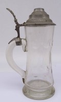Auktion 341 / Los 10030 <br>hoher Glas-Bierkrug mit Zinndeckel um 1910, Olivenschliff, H-23 cm
