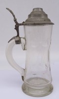Los 10030 <br>hoher Glas-Bierkrug mit Zinndeckel um 1910, Olivenschliff, H-23 cm