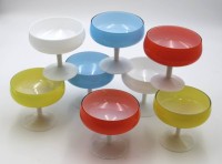 Auktion 341 / Los 10031 <br>8x Sektschalen, Milchglas, farbig überfangen, 60/70er Jahre, H-10,3cm.