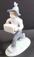 Auktion 369 / Los 8012 <br>Wanderer mit Ziehharmonika "Metzler&amp;Orloff", H-17 cm