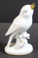 Auktion 369 / Los 8022 <br>Vogel auf Baumstumpf "Gerold" weiss mit Gold, H-11 cm