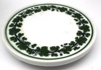 Auktion 366<br>Untersetzer "Meissen" Weinlaub, auf drei Kugelf&uuml;sschen, Knaufschwerter,, 1.Wahl, D-15 cm