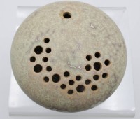 Auktion 341 / Los 9044 <br>Steckvase, Kunstkeramik, signiert R.Ubisch o.ä.. ca. H-5,5cm D-13cm.